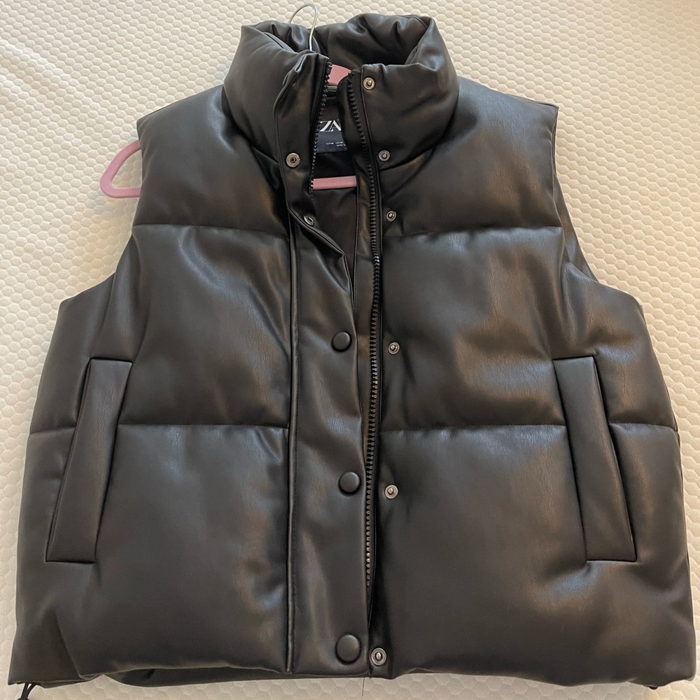 Chaleco de Zara eco cuero negro! Nuevo!!